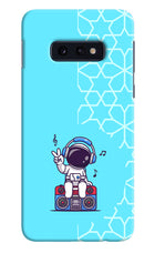 Cute Astronaut Chilling Samsung S10E Hard Case Back Cover by Casekaro