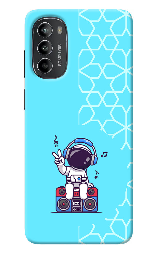 Cute Astronaut Chilling Moto G82 5G Back Cover