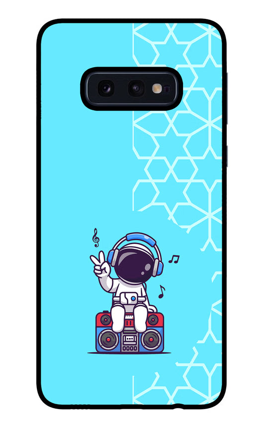 Cute Astronaut Chilling Samsung S10E Glass Case