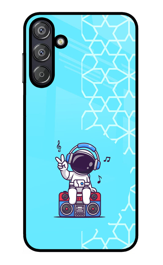 Cute Astronaut Chilling Samsung F15 5G Glass Case